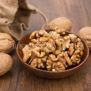 WALNUT KERNELS LIGHT HALVES