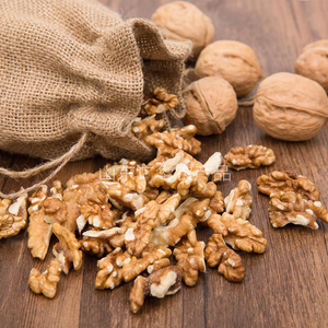 WALNUT KERNELS LIGHT QUATERS