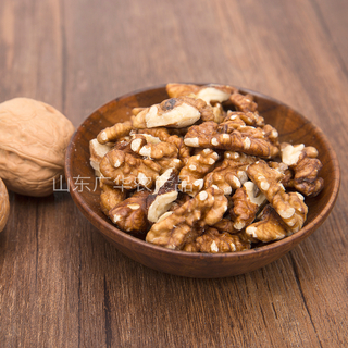 WALNUT KERNELS LIGHT AMBER QUATERS