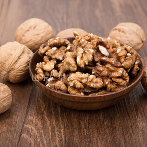 WALNUT KERNELS LIGHT AMBER HALVES