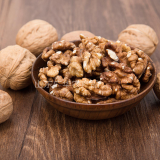 WALNUT KERNELS LIGHT AMBER HALVES