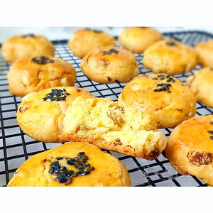 Dried Raisin Peanut Crisp