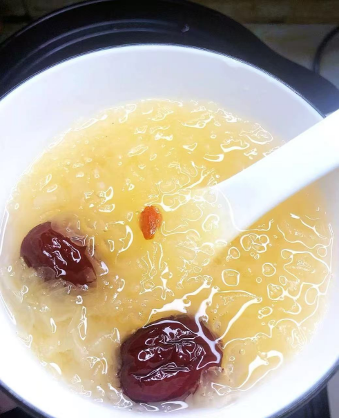 Silver Ear and Goji Berry Soup